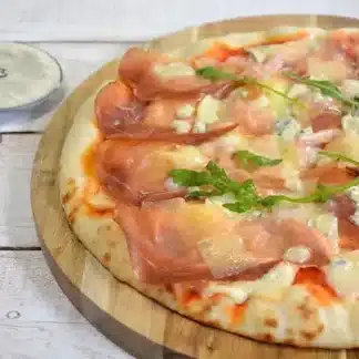 Pizza speck gorgonzola mozzarella