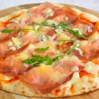 Pizza jambon speck gorgonzola mozzarella